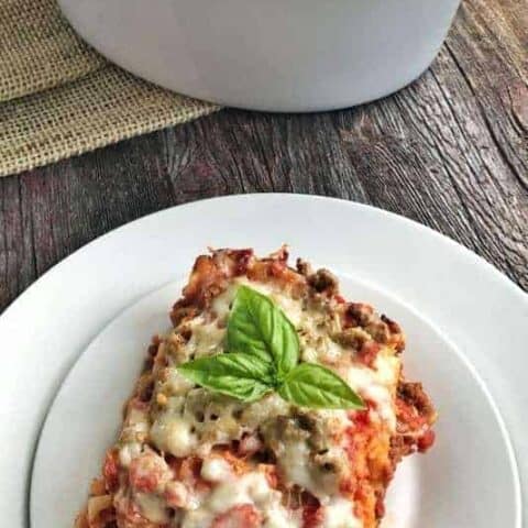 Healthy crockpot recipes can taste great too. This slow cooker dinner recipe is simple to make. Crock pot lasagna is the perfect healthy dinner idea for a busy weeknight recipe. It can be made the night before, put in the fridge, then cooked all day. A healthy recipe for dinner that even picky eaters will love.