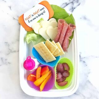 Healthy School Lunch Ideas to make packing lunch boxes simple. Ideas for healthy foods that kids will actually eat and not end up in the garbage.