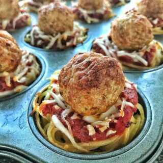 School lunch ideas: Spaghetti & Meatball Cups are the perfect lunchbox idea. With spaghetti and marinara sauce along with meatballs, they are a kid favorite for lunch time or make a great dinner idea for kids are well. These spaghetti cups freeze great so make them ahead of time and reheat for School lunch.