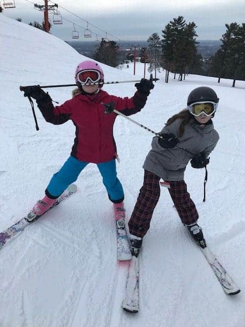 2 girls skiing