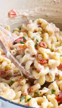 blue cheese mac and cheese with bacon
