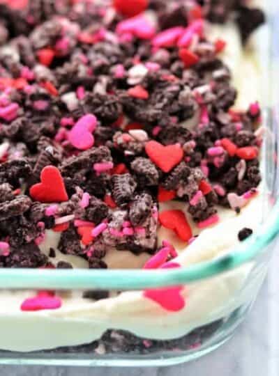 A close up of dirt pudding in a clear pan.