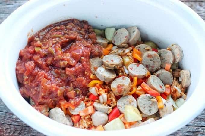 al fresco chicken sausage meal prep ideas showing chicken sausage, vegetables, and salsa in a white slow cooker. 
