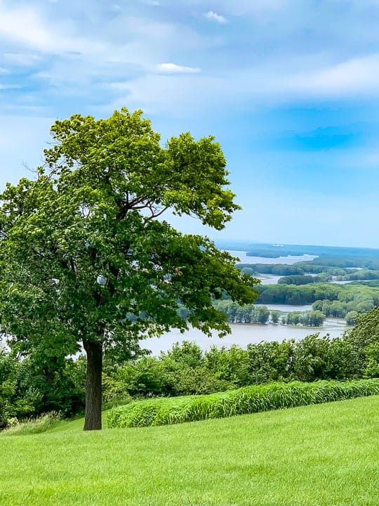 things to do in galena il showing the Mississippi River