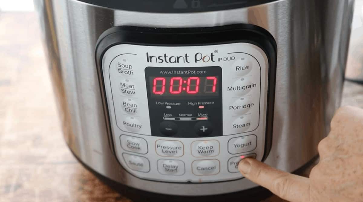 The front panel of an instant pot showing the buttons. 