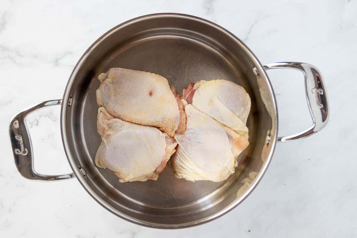 Hähnchenschenkel in einem Edelstahl-Boulevardtopf roh braten.