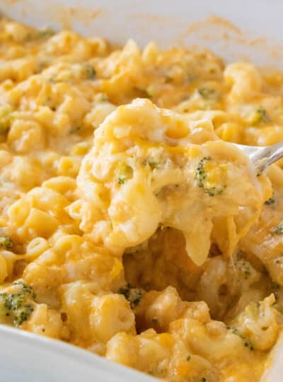 creamy Mac and cheese shown up close with veggies