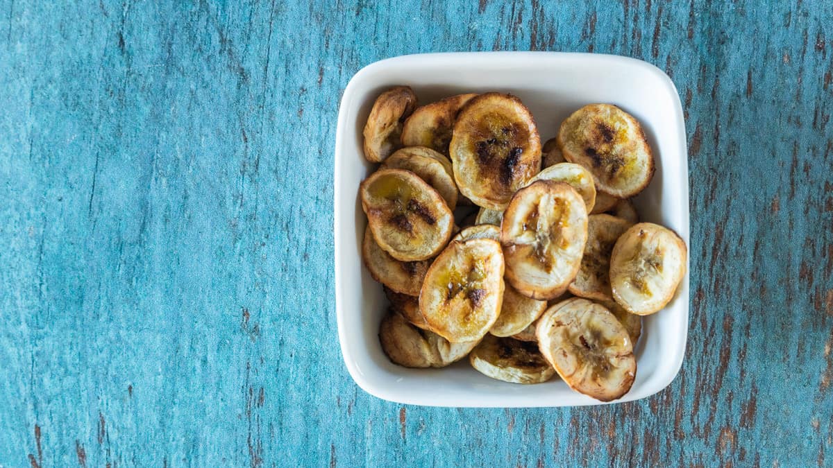 air fryer banana chips in bowl