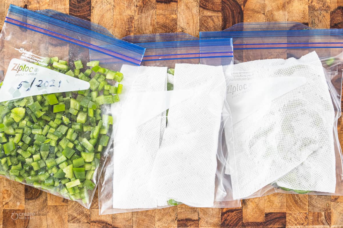 Cut green bell pepper wrapped in paper towel in a ziplock bag