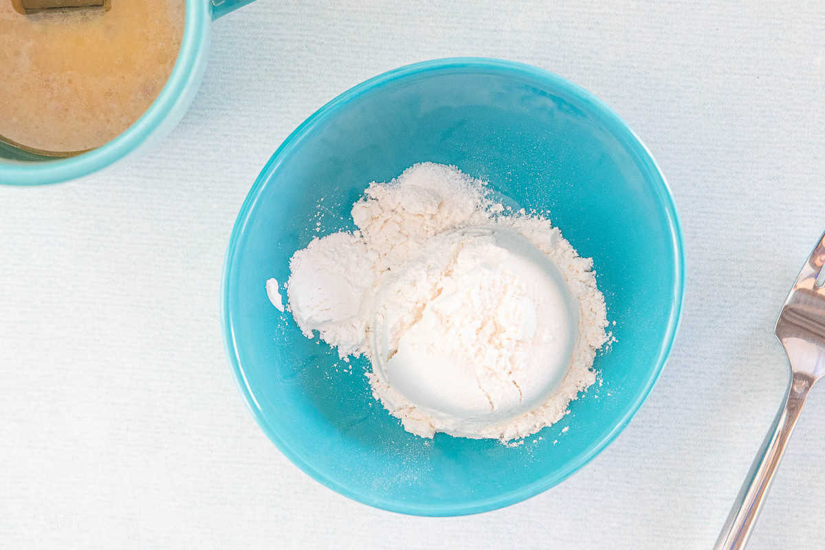 flour in mug
