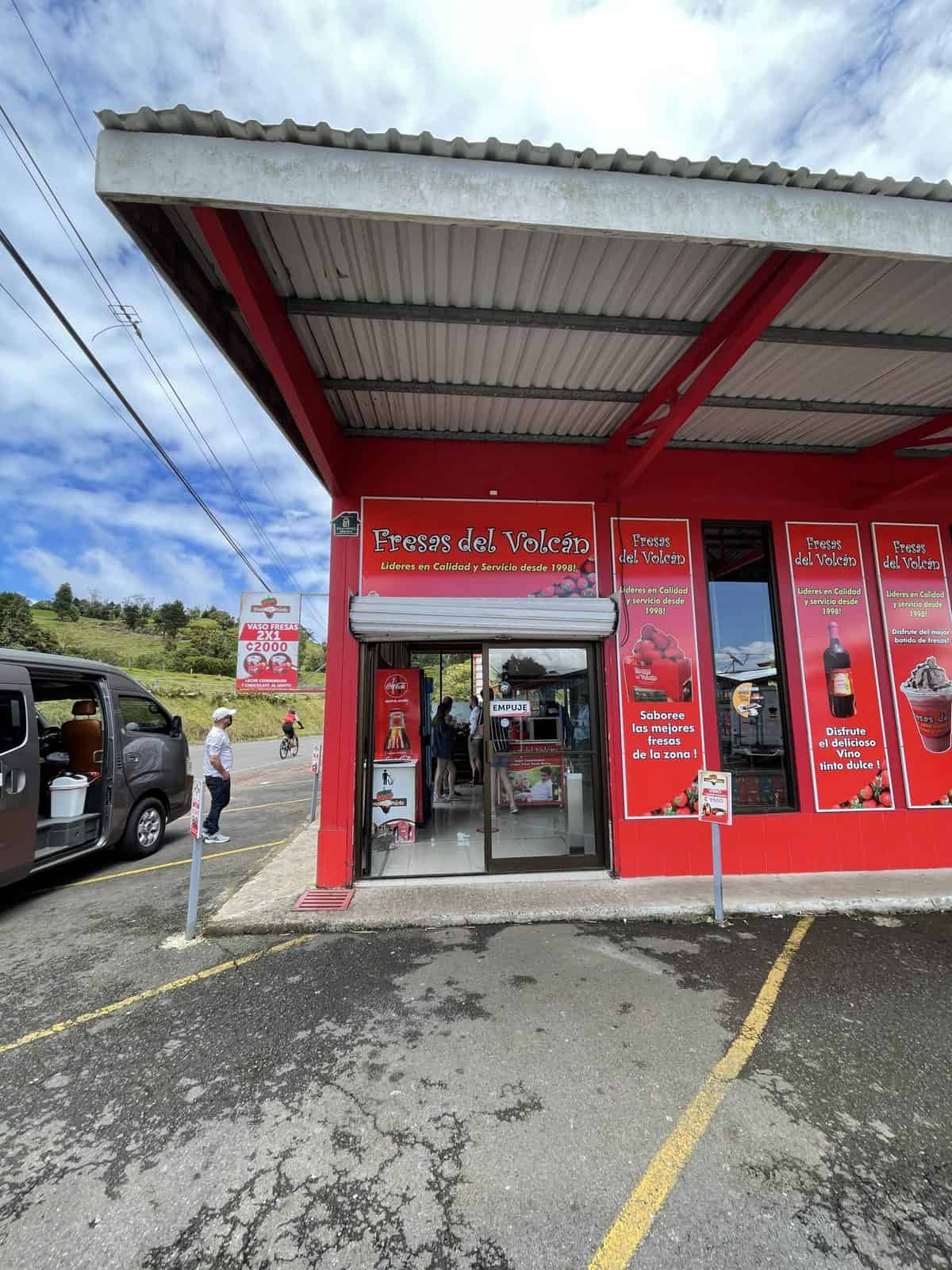 Picture of a Costa Rican strawberry market.