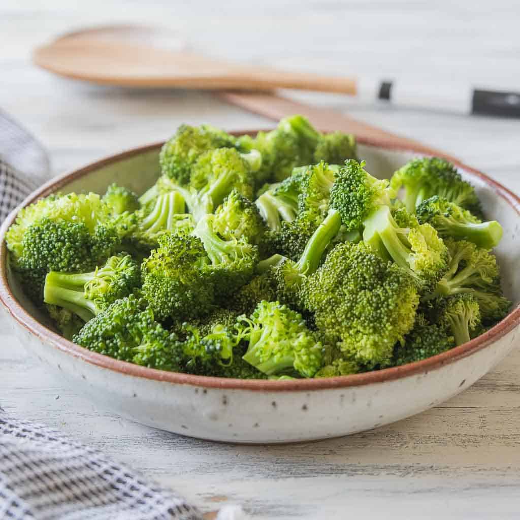 https://www.createkidsclub.com/wp-content/uploads/2022/07/how-to-steam-broccoli-in-microwave-9.jpg