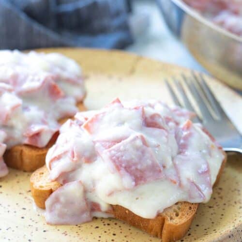 chipped beef on top of toast