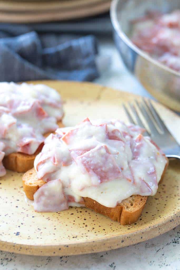 chipped beef on top of toast