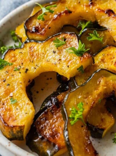 close up of roasted acorn squash slices